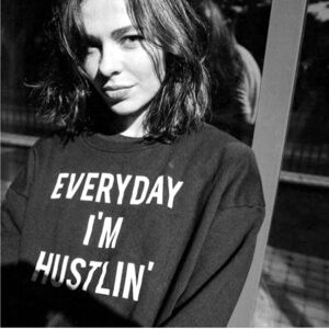 Everyday I’m Hustlin’ black crewneck sweatshirt S